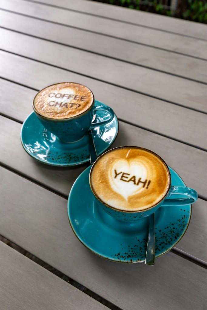 Blaue Keramiktasse mit Untertasse auf dem Tisch, von Frank Leuderalbert (Unsplash)