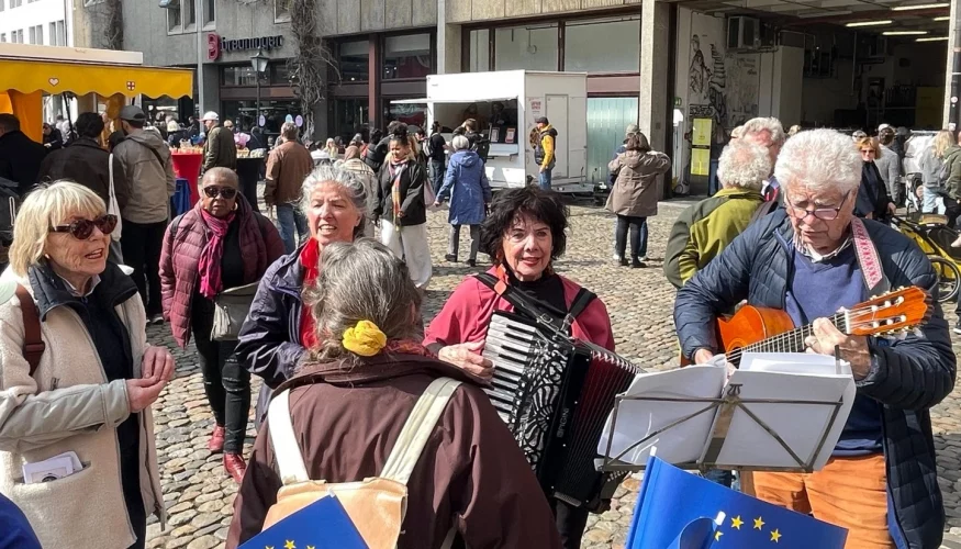 Gemeinsames Musizieren: Gesang begleitet von Akkordeon und Gitarre