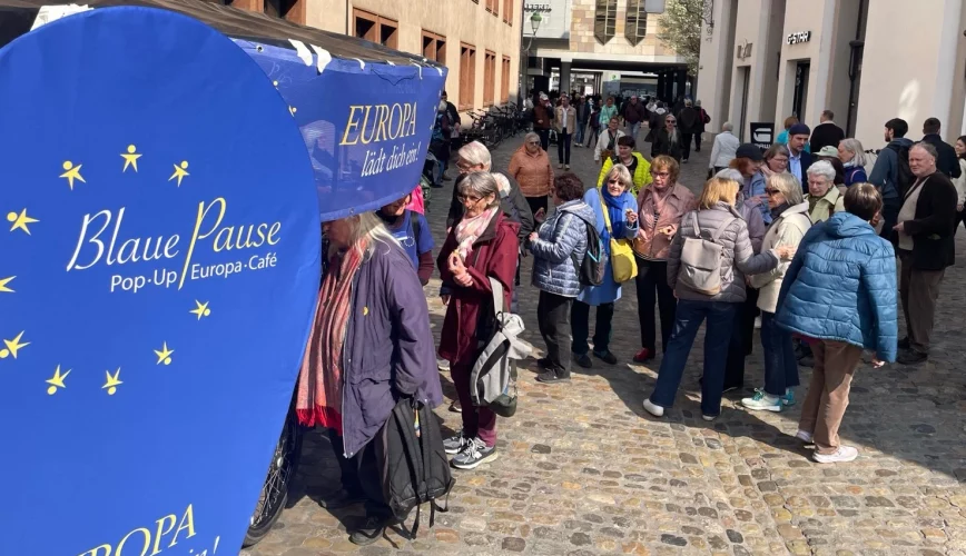 Die Warteschlange vor dem Kaffeestand wächst.