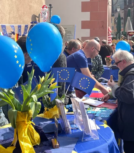 Reges Interesse an unserem Informationsstand, zu Keks und Kuchen.
