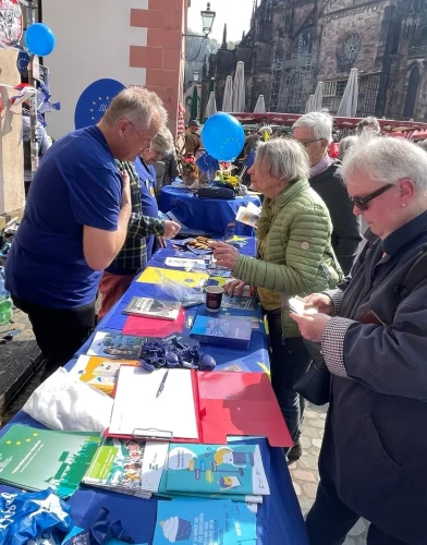 Gäste konnten sich auch in eine Liste eintragen, um in Zukunft an Fahrten zum EU-Parlament nach Straßburg teilzunehmen.
