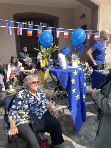 Rund um unsere Stände herum genossen Menschen die Sonne im Gesicht.
