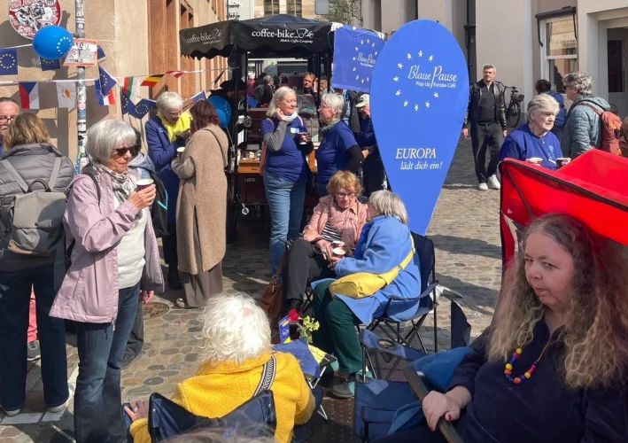 Weitere Menschen, die ins Gespräch vertieft sind.