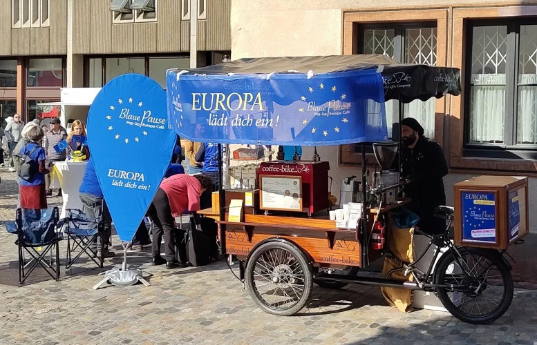 Unsere Stände kurz nach Abschluss der Aufbauarbeiten, von der Conrad-Gröber-Straße aus fotografiert.