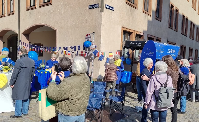 Erste Gäste werden empfangen und interessieren sich für unseren Auftritt.