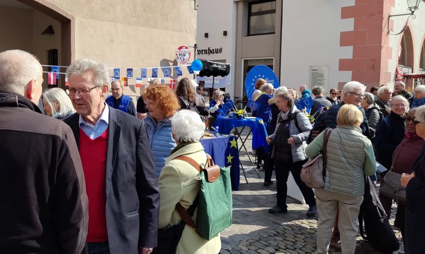 Auch erster Bürgermeister Ulrich von Kirchbach, der an diesem Tag die Eröffnungsansprache hielt, betreibt Konversation mit Gästen.