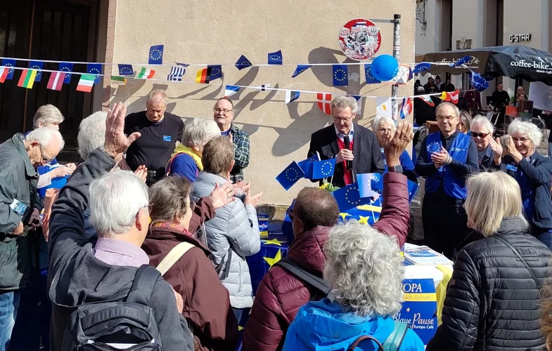 Erster Bürgermeister Ulrich von Kirchbach eröffnet das Pop-Up-Europa-Café Blaue Pause.