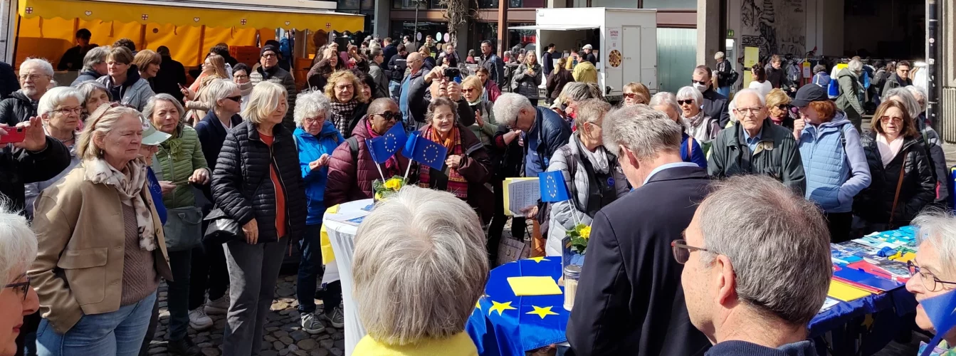 Menschen lauschen der Ansprache von Ulrich von Kirchbach.