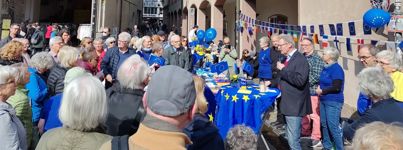 Menschen lauschen der Ansprache von Ulrich von Kirchbach.