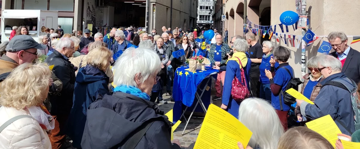 Es wird gemeinsam die Europahymne gesungen.