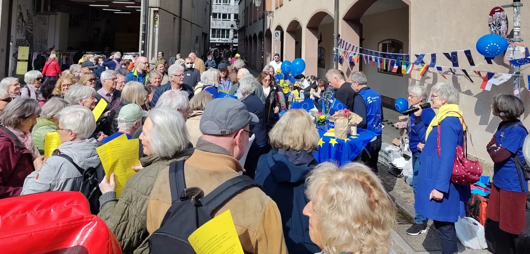 Es wird gemeinsam die Europahymne gesungen.