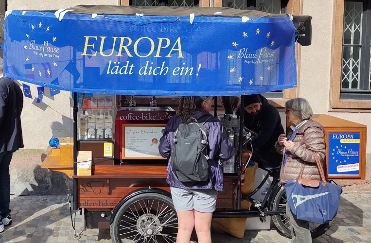 Die ersten Kaffees werden ausgegeben.