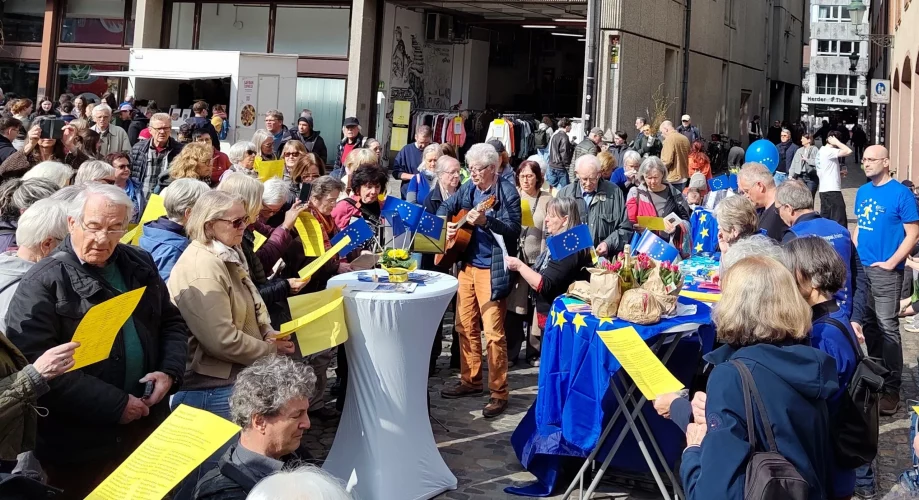 Es wird gemeinsam die Europahymne gesungen.
