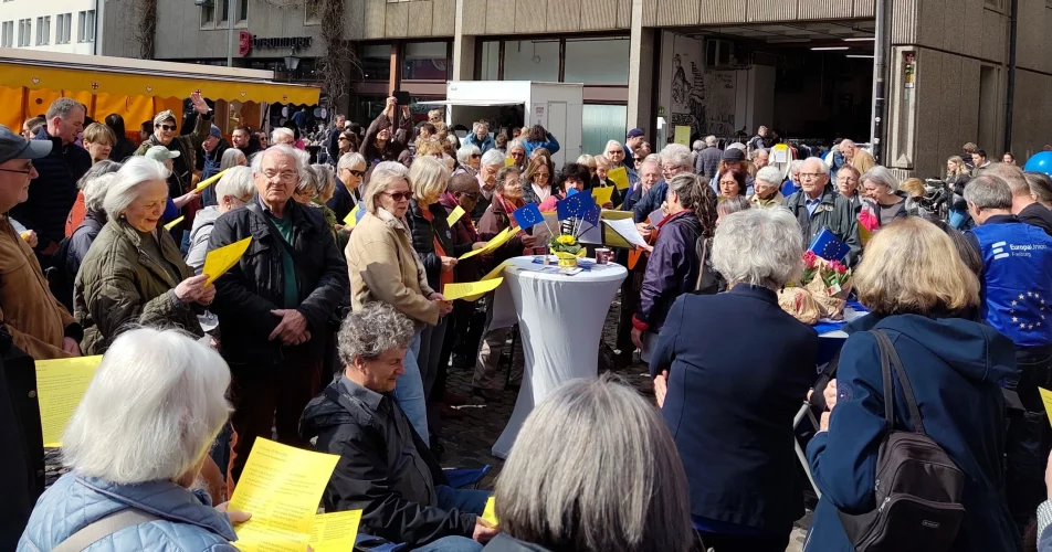 Es wird gemeinsam die Europahymne gesungen.