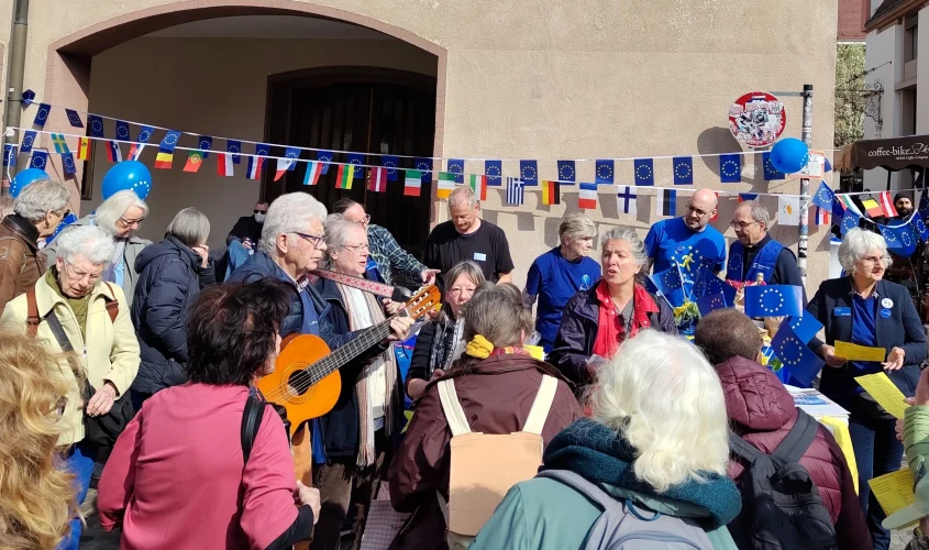 Es wird gemeinsam die Europahymne gesungen, auch auf französisch.