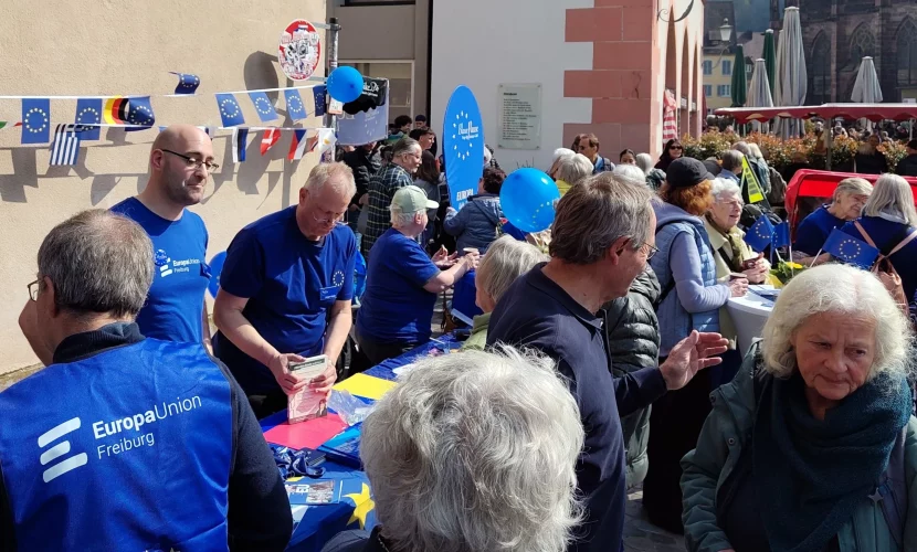 Menschen im Gespräch, bei einer Tasse / einem Becher Kaffee.